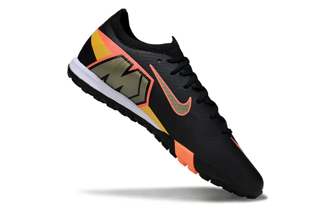 Nike Chaussures de football Turf à coupe basse en maille noir et orange 2