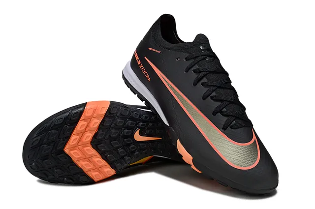 Nike Chaussures de football Turf à coupe basse en maille noir et orange 4