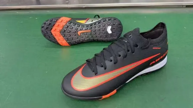 Nike Chaussures de football Turf à coupe basse en maille noir et orange 8