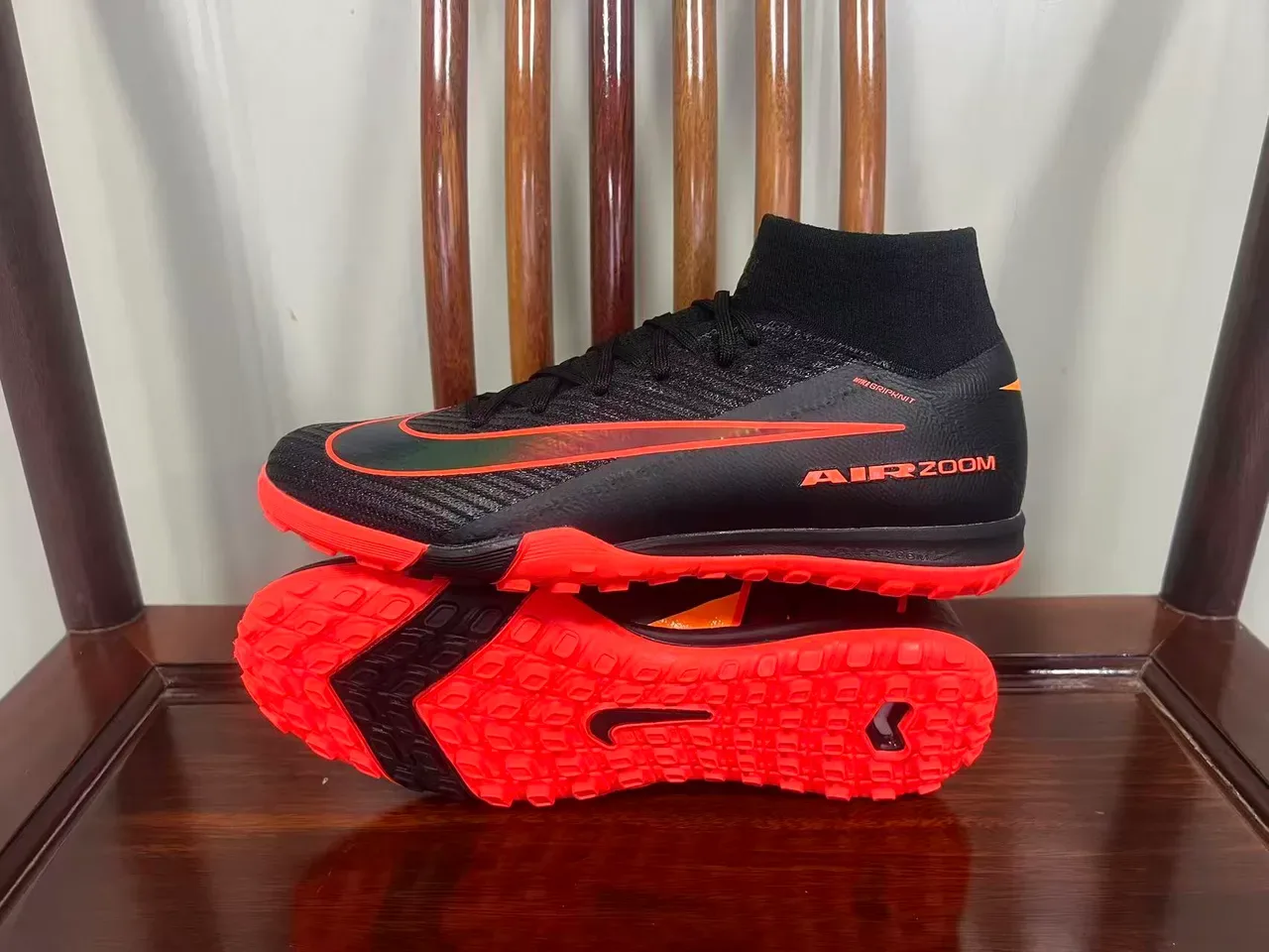 Nike Sapatos de Futebol Turf Preto e Laranja com Gola Sock-Fit e Upper Knit Texturizado 7