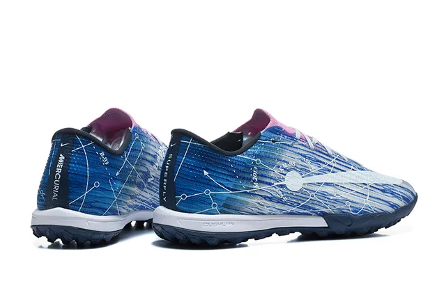 Nike Sapatos de futebol para turf sintéticos de corte baixo com impressão gráfica dinâmica em azul marinho 5