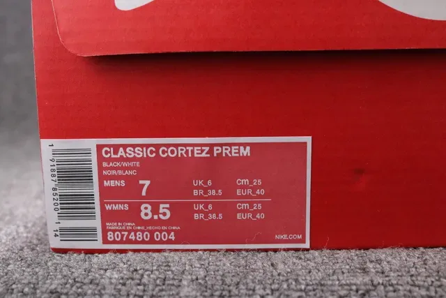 Nike Cortez chaussures lifestyle en cuir noir et blanc 2