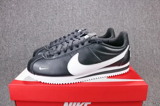 Nike Cortez chaussures lifestyle en cuir noir et blanc 3