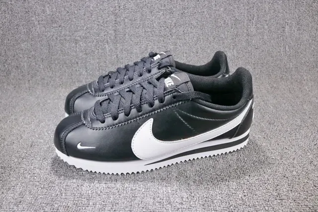 Nike Cortez chaussures lifestyle en cuir noir et blanc 4