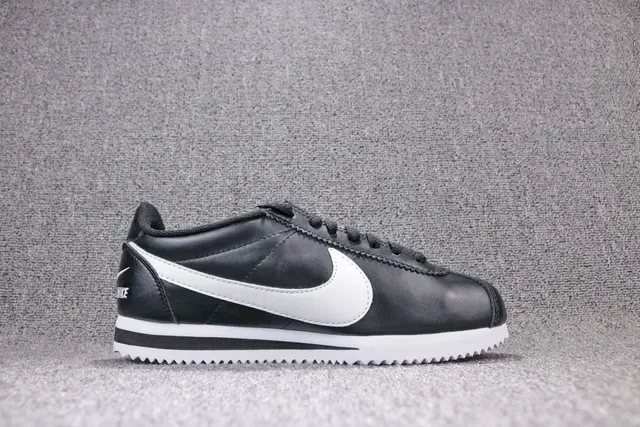Nike Cortez chaussures lifestyle en cuir noir et blanc 5