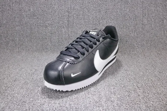 Nike Cortez chaussures lifestyle en cuir noir et blanc 6
