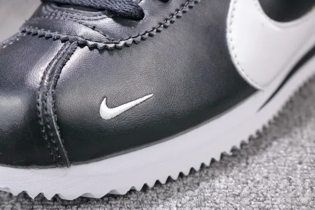 Nike Cortez chaussures lifestyle en cuir noir et blanc 7