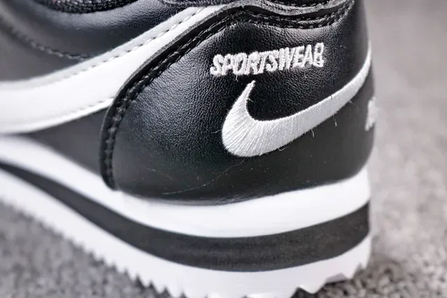 Nike Cortez chaussures lifestyle en cuir noir et blanc 8