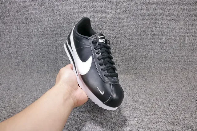 Nike Cortez chaussures lifestyle en cuir noir et blanc 10