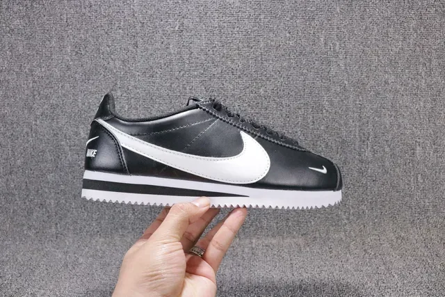 Nike Cortez chaussures lifestyle en cuir noir et blanc 11