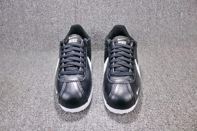 Nike Cortez chaussures lifestyle en cuir noir et blanc 12
