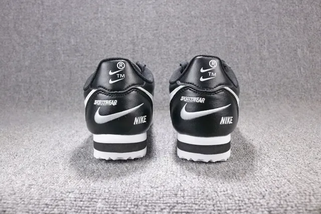 Nike Cortez chaussures lifestyle en cuir noir et blanc 13