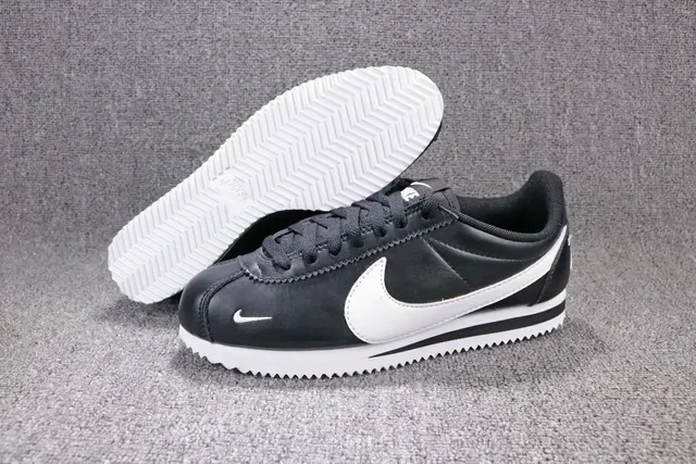 Nike Cortez chaussures lifestyle en cuir noir et blanc 15