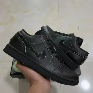 Nike Dunk Low কালো সবুজ চামড়া উপর ঝলমলে Swoosh ওভারলে লাইফস্টাইল স্নিকার্স