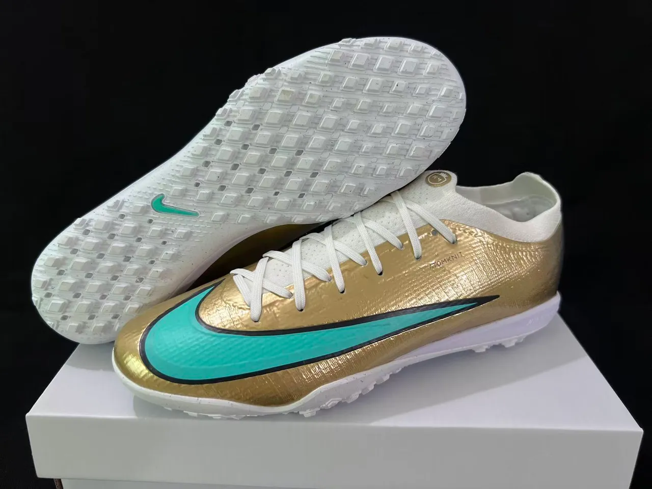 Nike Chaussures de football turf dessus synthétique métallique or bleu talón dégradé 9
