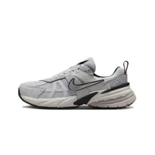Nike رمادي أسود ريترو رايونر سيلويت شبكة متعددة الطبقات و علوة صناعية حذاء رياضي كثيف