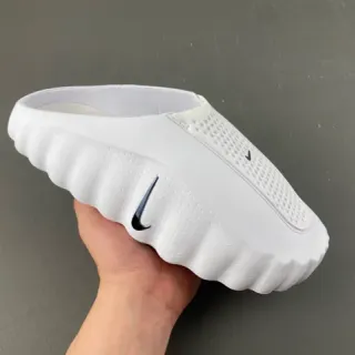 Nike ISPA सफेद काला मोल्डेड तरंगदार सोल परफोरेटेड अपर स्लिपर्स
