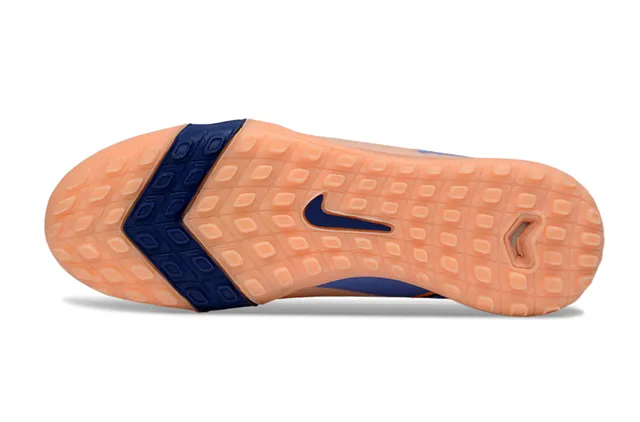 Nike Zapatillas de fútbol Turf con upper Flyknit en naranja y azul, cuello sock-fit 6