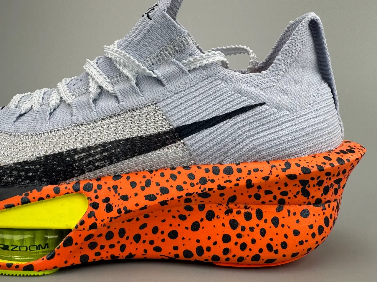Nike Tênis Running Laranja Cinza Upper Knit Sola Média Moteada 3