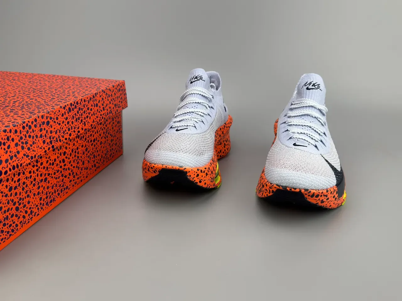 Nike Tênis Running Laranja Cinza Upper Knit Sola Média Moteada 5