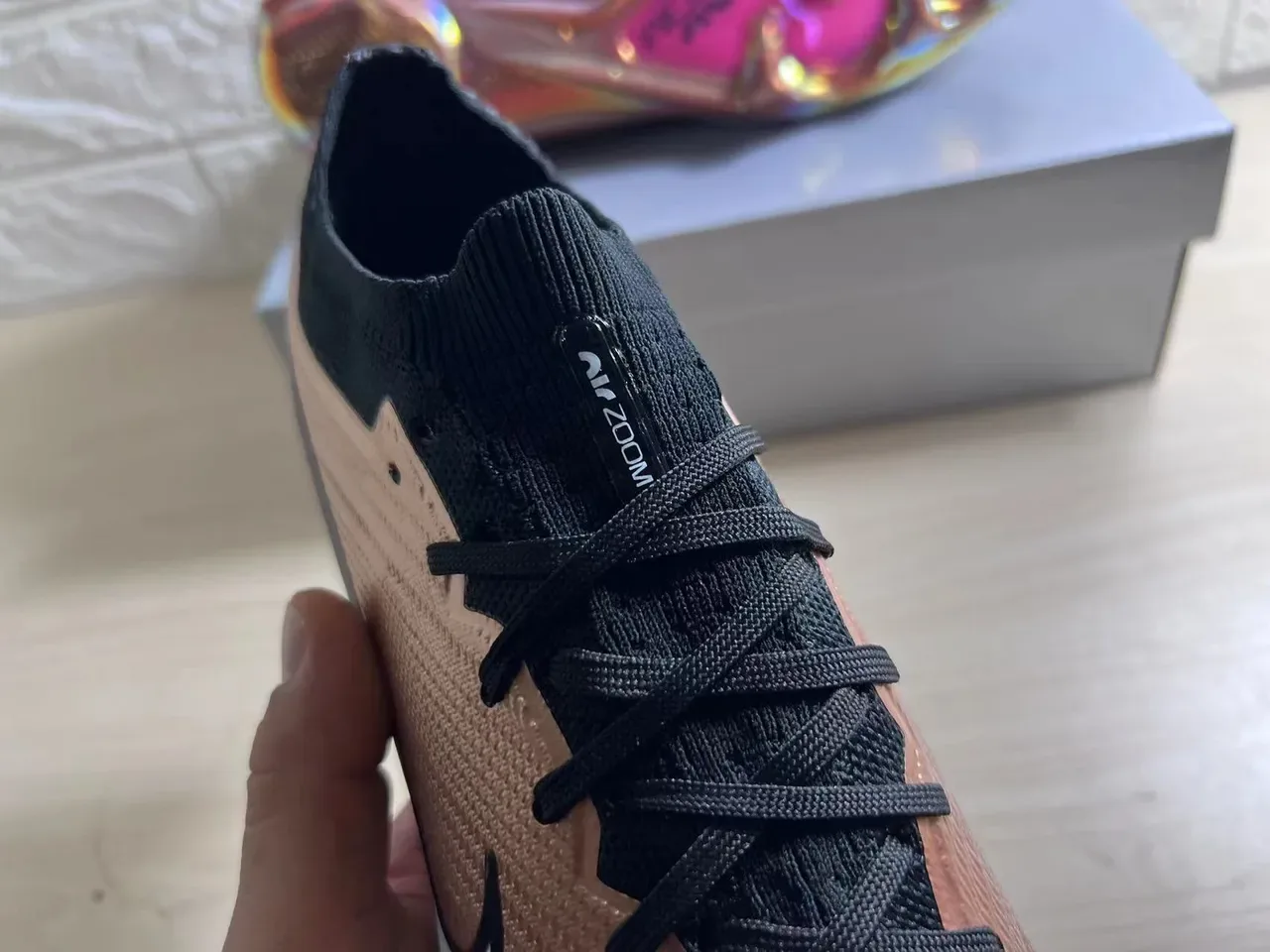 Nike Phantom GT Gold Black Sapatos de futebol low cut upper em malha acabamento metálico para terreno firme 3