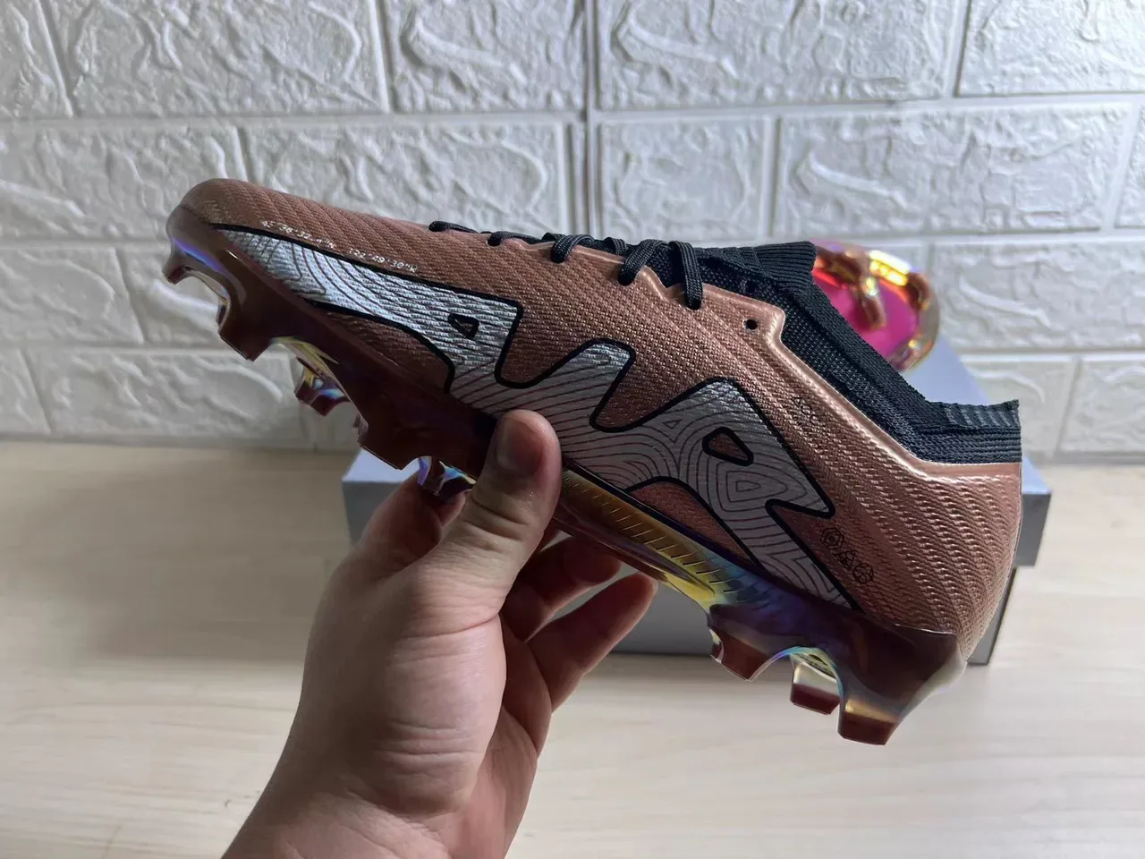 Nike Phantom GT Gold Black Sapatos de futebol low cut upper em malha acabamento metálico para terreno firme 6