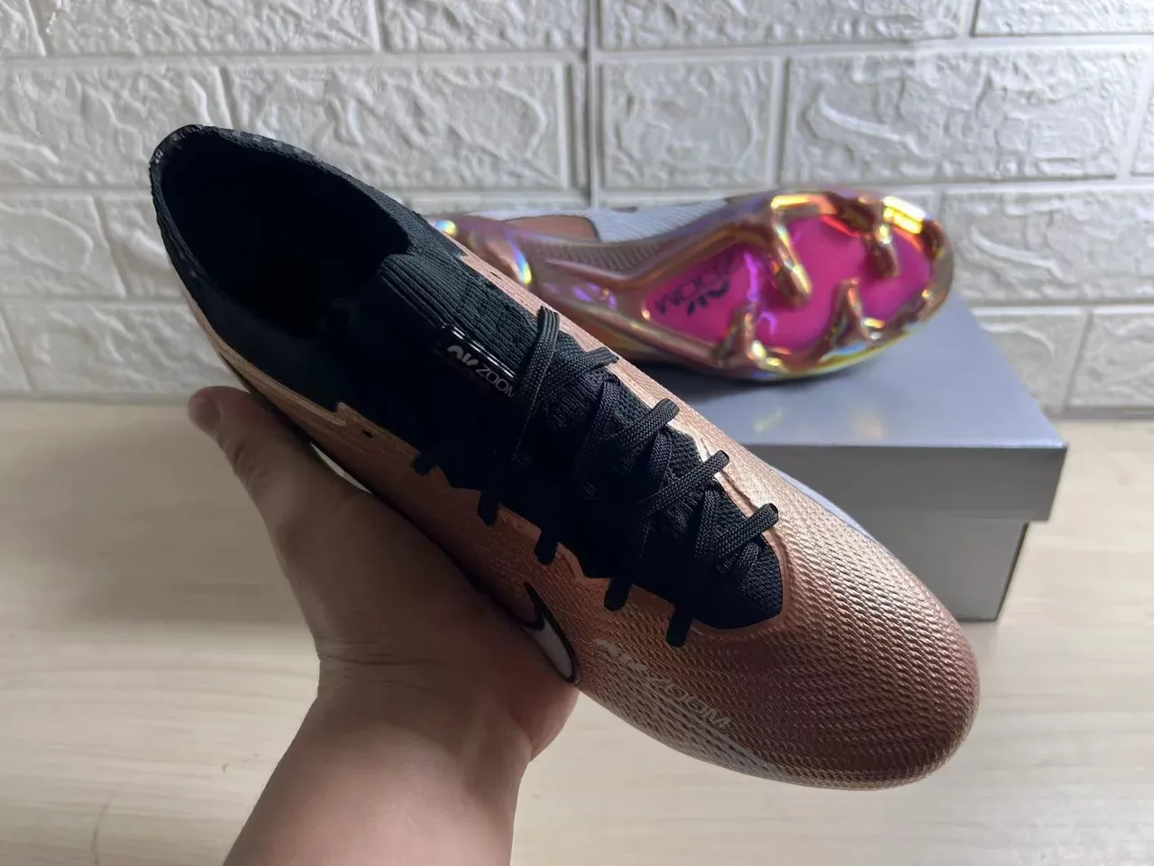 Nike Phantom GT Gold Black Sapatos de futebol low cut upper em malha acabamento metálico para terreno firme 7