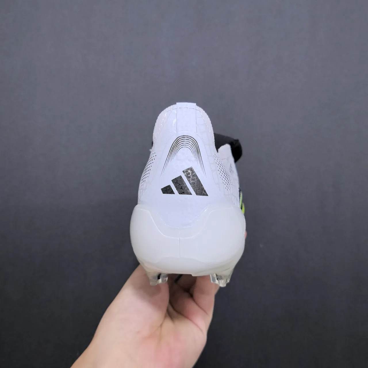 Nike Phantom GT 黄紫霓虹纹理上层 黑色合成鞋钉 人工草地足球鞋 3