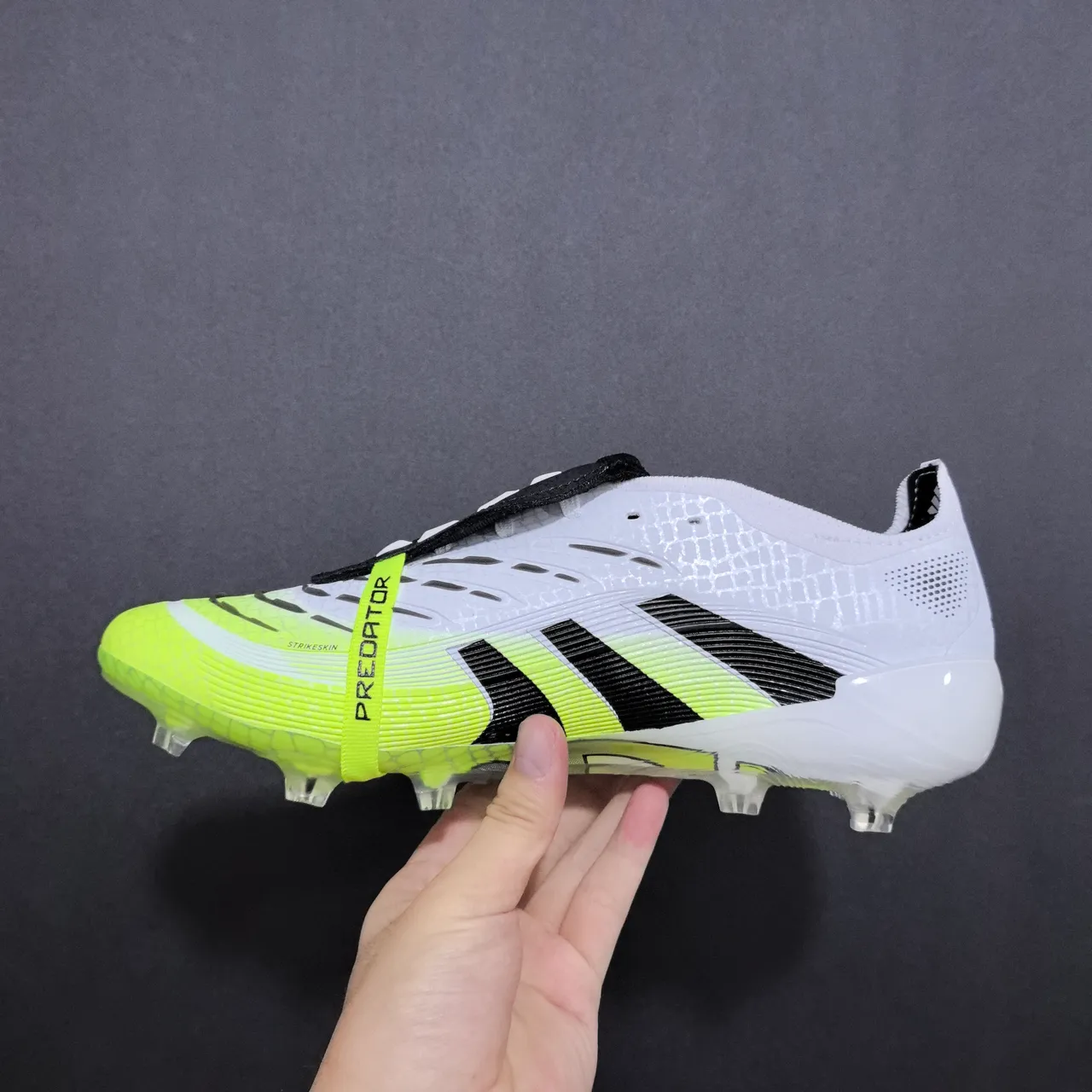 Nike Phantom GT 黄紫霓虹纹理上层 黑色合成鞋钉 人工草地足球鞋 4