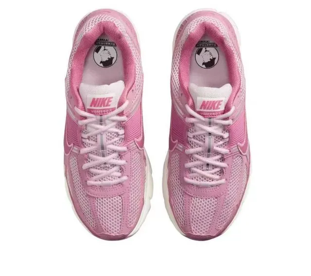 Nike Chaussures de course rose blanc maille superposition synthétique construction panneaux latéraux côtelés 3
