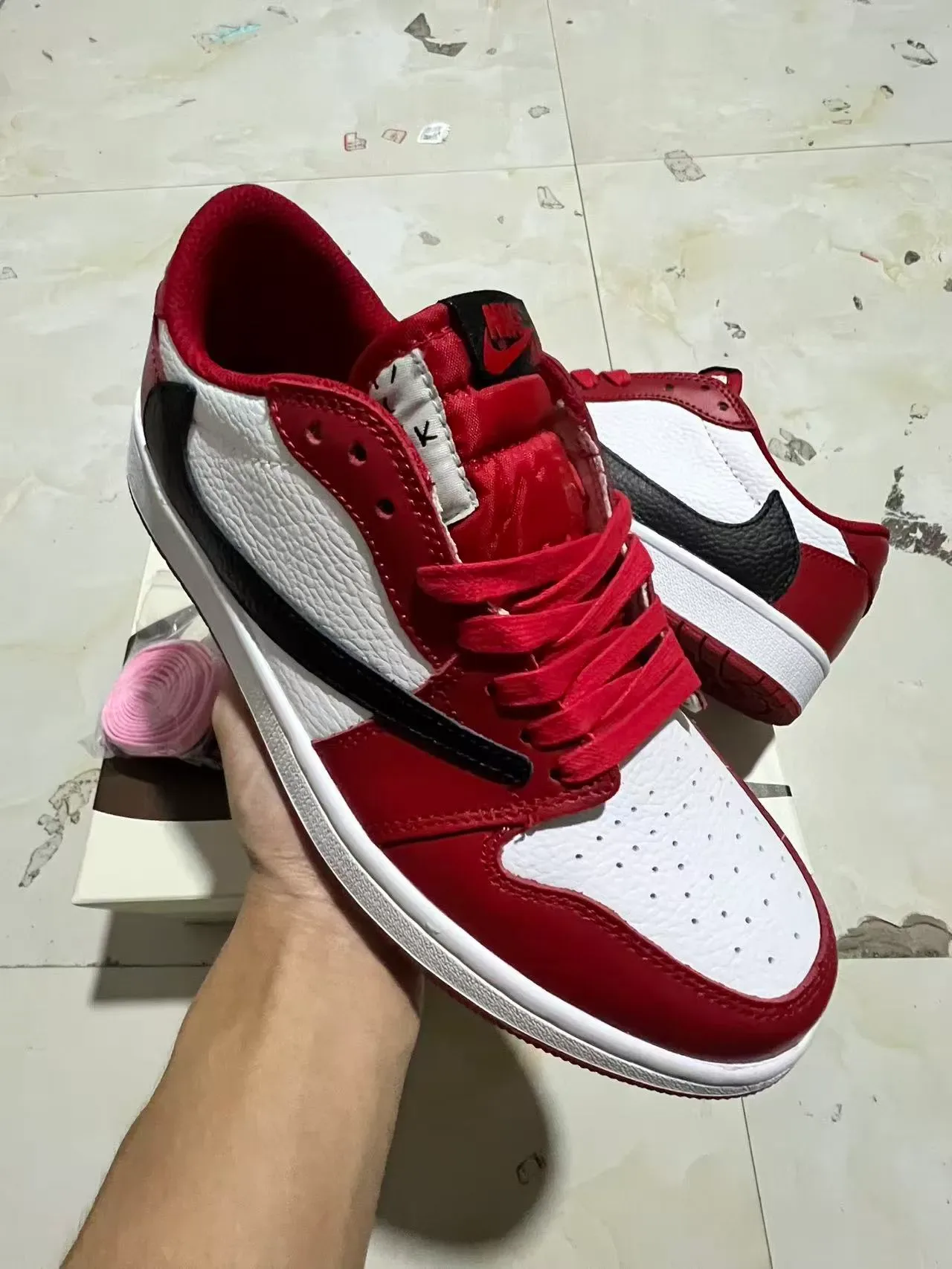 Nike Tênis Lifestyle Vermelho e Branco Low-Top com Painéis de Couro 2