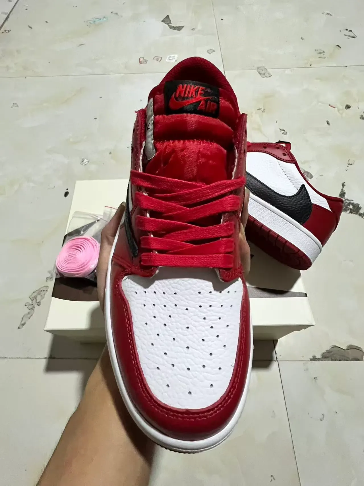 Nike Tênis Lifestyle Vermelho e Branco Low-Top com Painéis de Couro 3