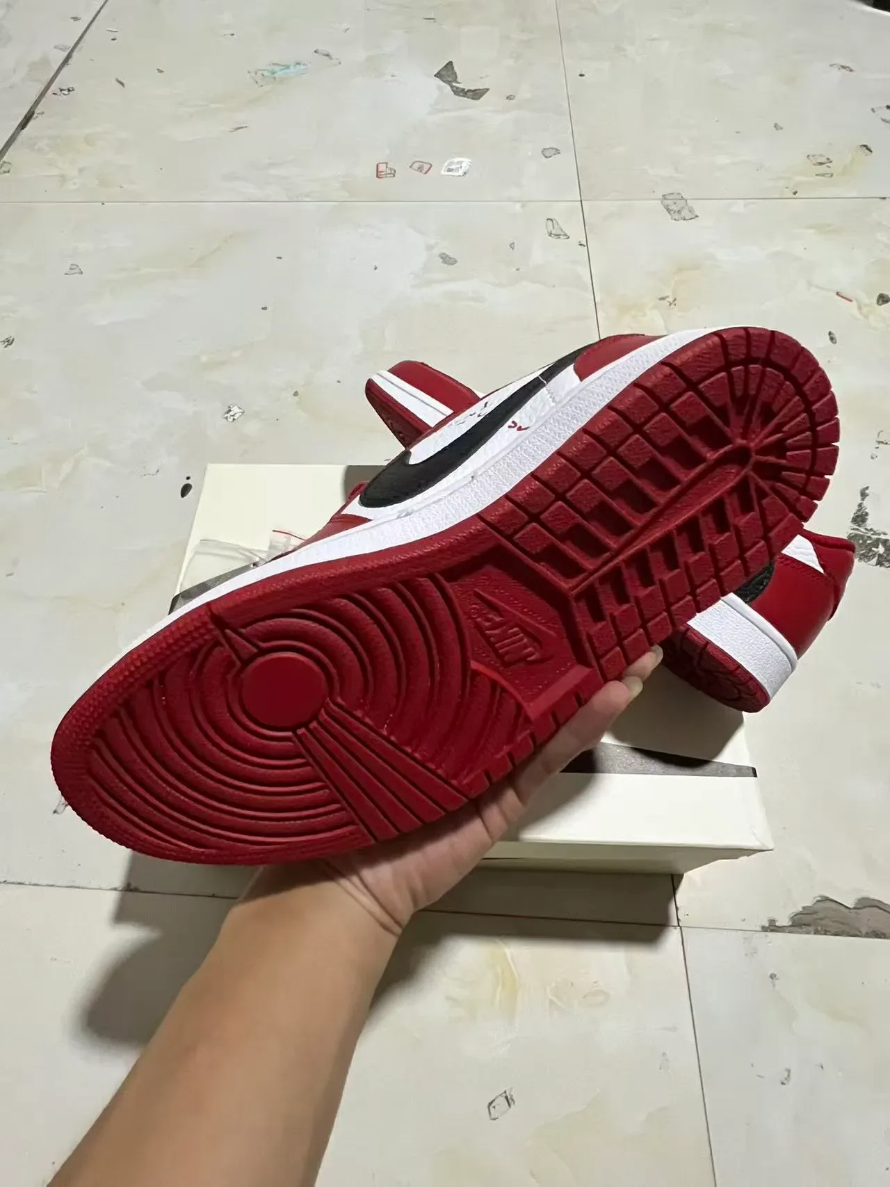 Nike Tênis Lifestyle Vermelho e Branco Low-Top com Painéis de Couro 6
