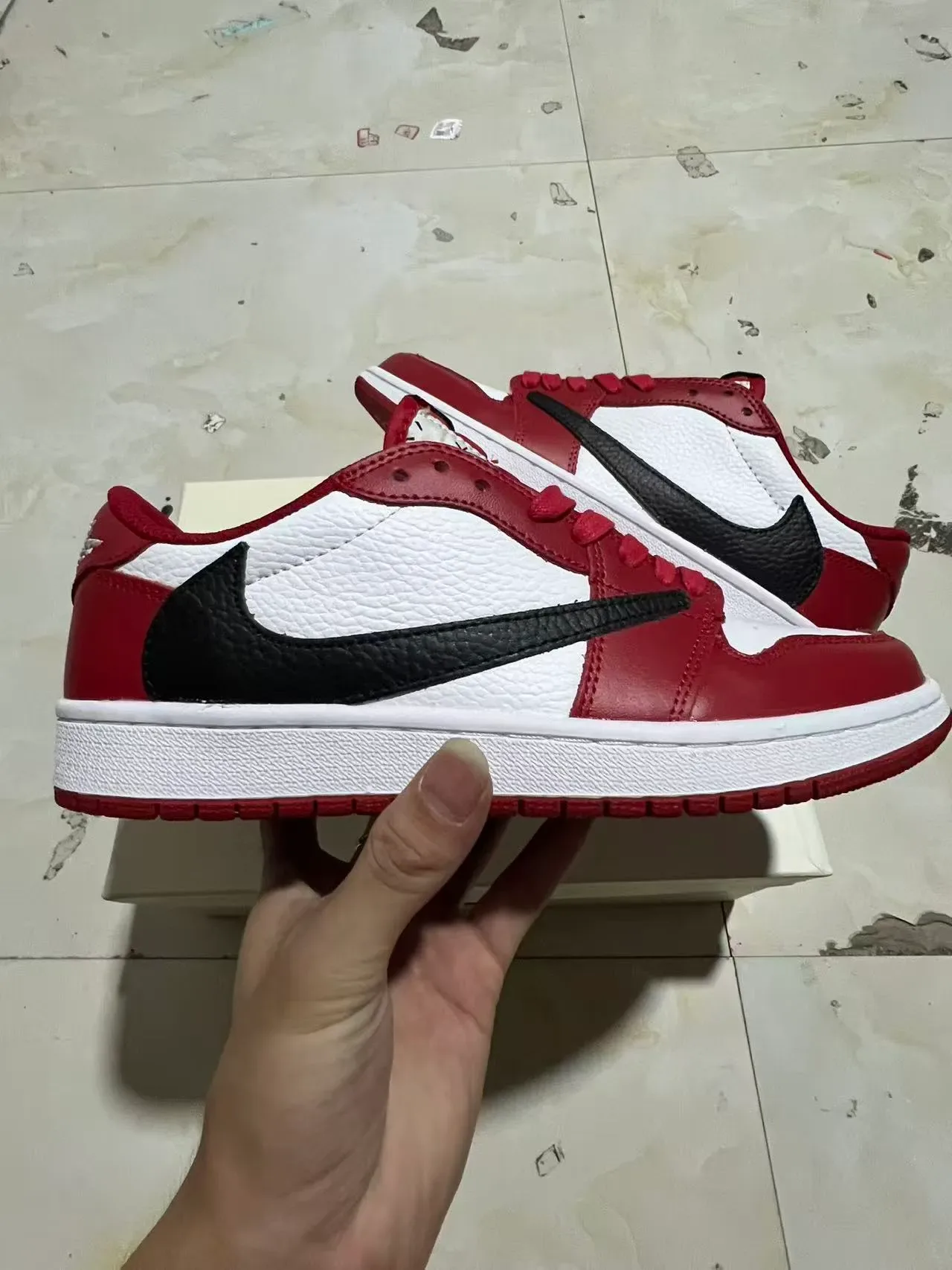 Nike Tênis Lifestyle Vermelho e Branco Low-Top com Painéis de Couro 7