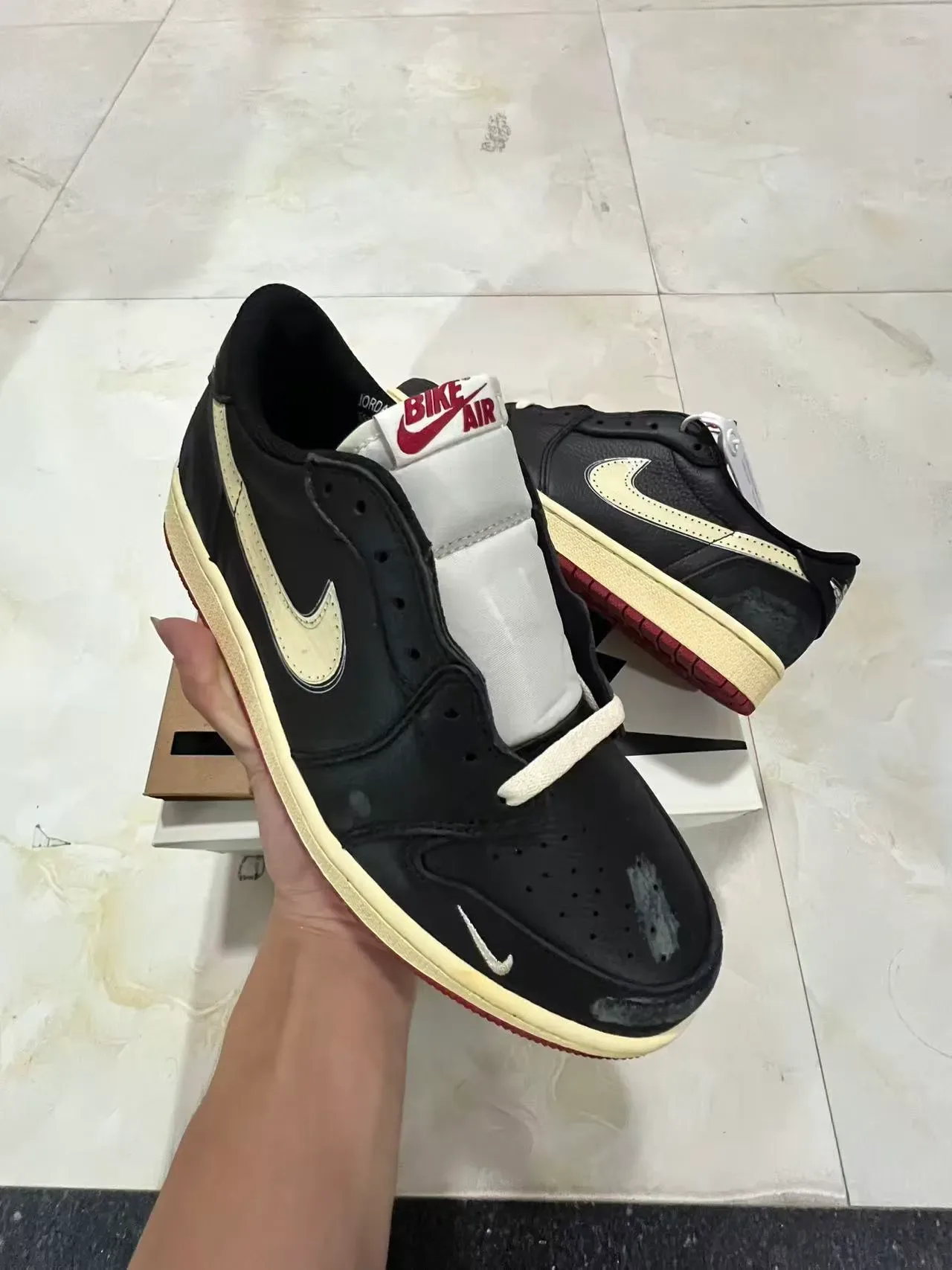 Nike SB Dunk Low Noir Crème Rouge Sneakers Lifestyle 2