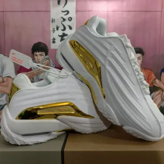 Nike Shox TL सफेद और मेटेलिक गोल्ड लाइफस्टाइल स्नीकर