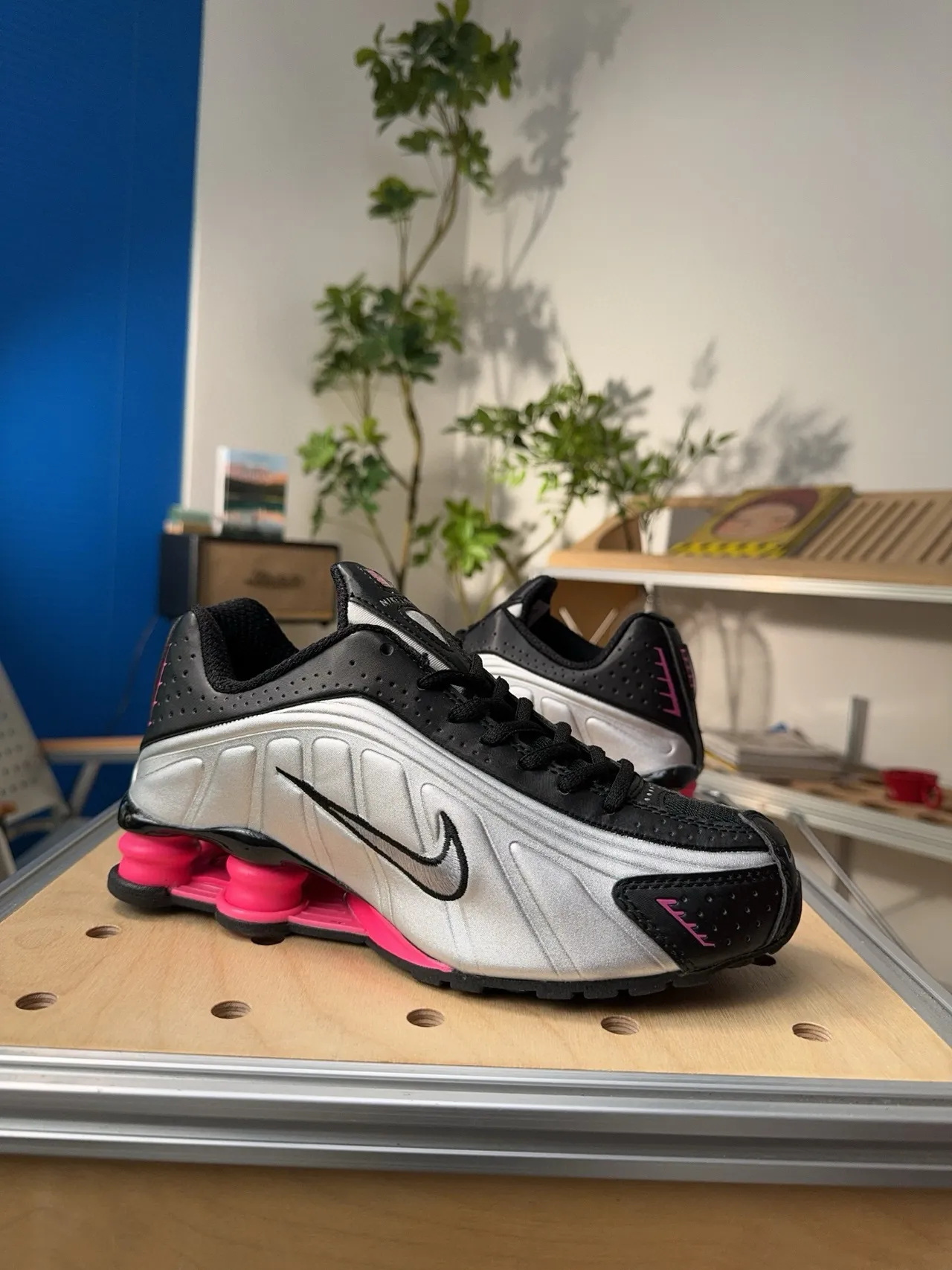 Nike Silver Black Shox Heel Cushioning Metallic Side Panel Lifestyle Sneakers 2