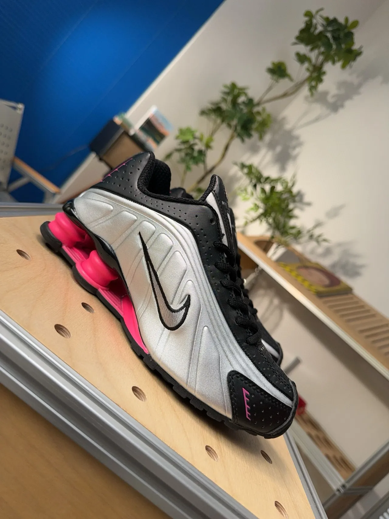 Nike Silver Black Shox Heel Cushioning Metallic Side Panel Lifestyle Sneakers 3
