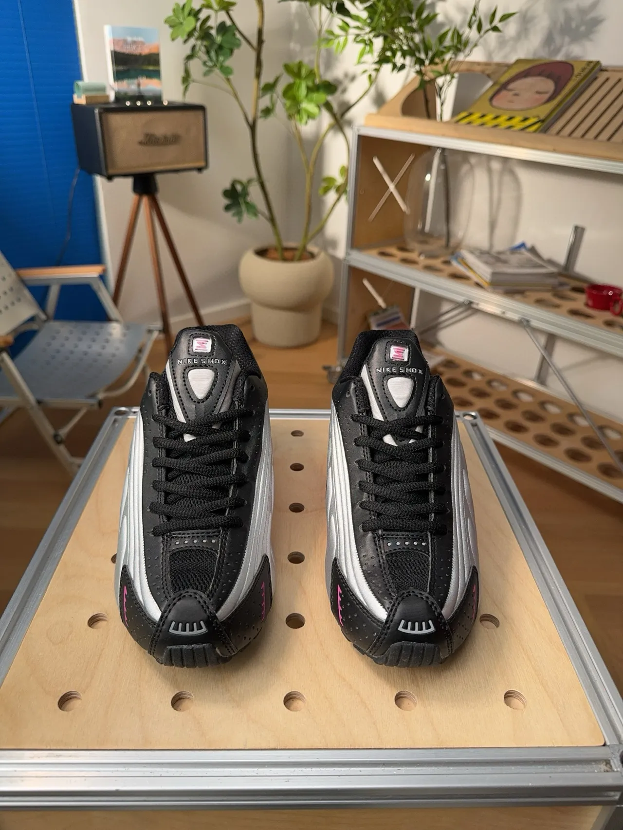 Nike Silver Black Shox Heel Cushioning Metallic Side Panel Lifestyle Sneakers 5