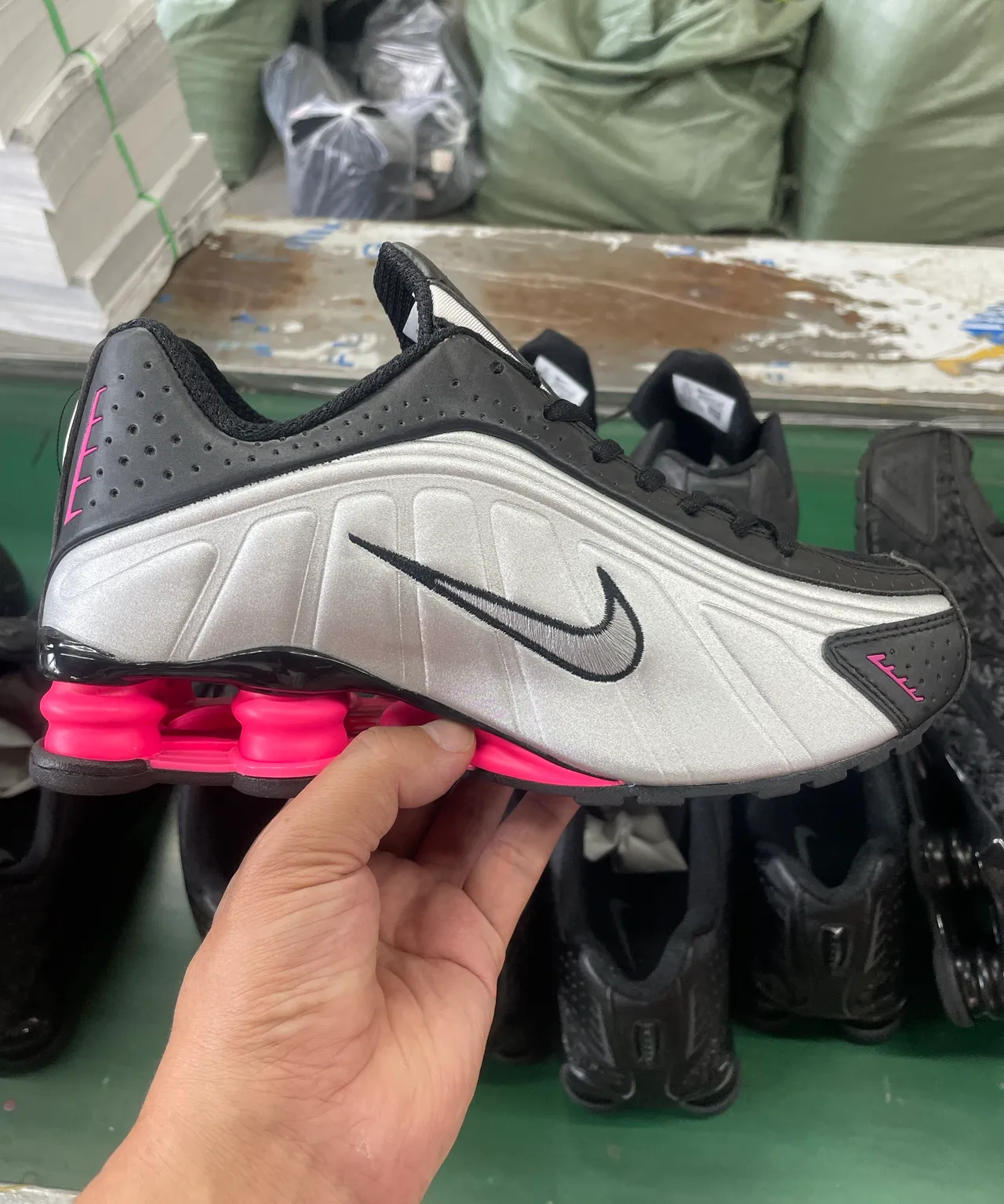 Nike Silver Black Shox Heel Cushioning Metallic Side Panel Lifestyle Sneakers 7