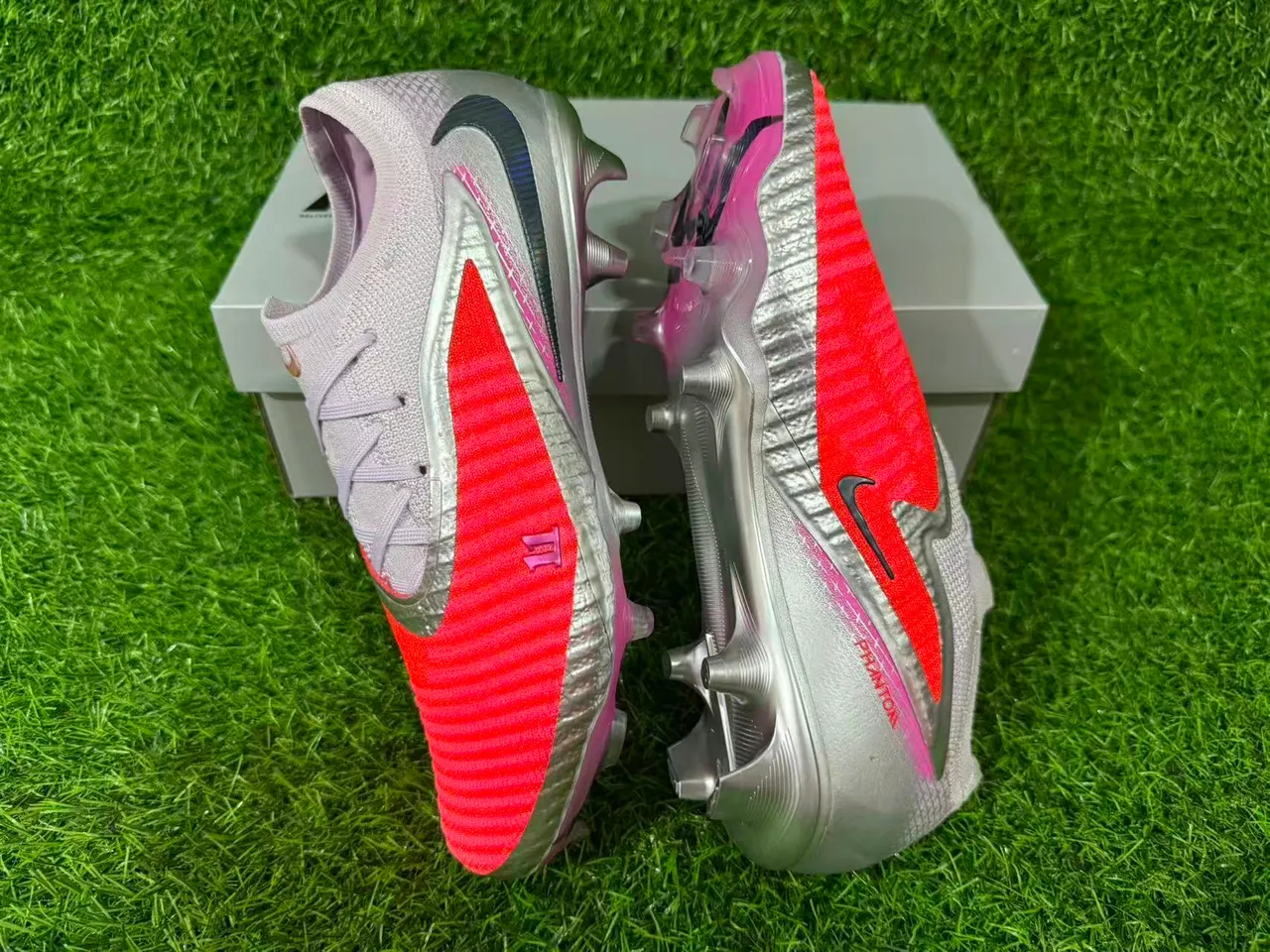 Nike Silver Pink Low-Cut Knit Upper Asymmetric Overlay Firm-Ground Soccer Shoes 3