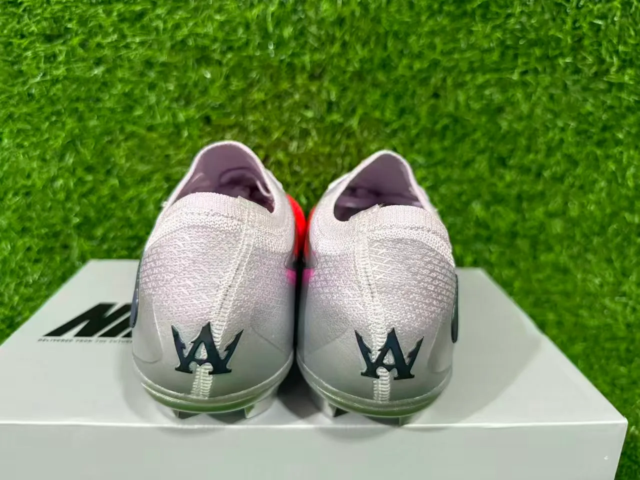 Nike Silver Pink Low-Cut Knit Upper Asymmetric Overlay Firm-Ground Soccer Shoes 4