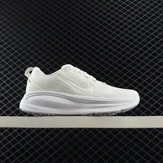 Nike VOMERO 18 Zapatos de Running con Upper de malla blanca y suela media con patrón ondulado