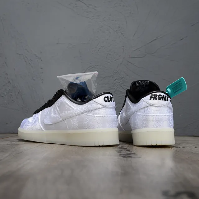 Nike White Black Textured Silk-Like Upper Padded Collar Lifestyle Sneakers 3