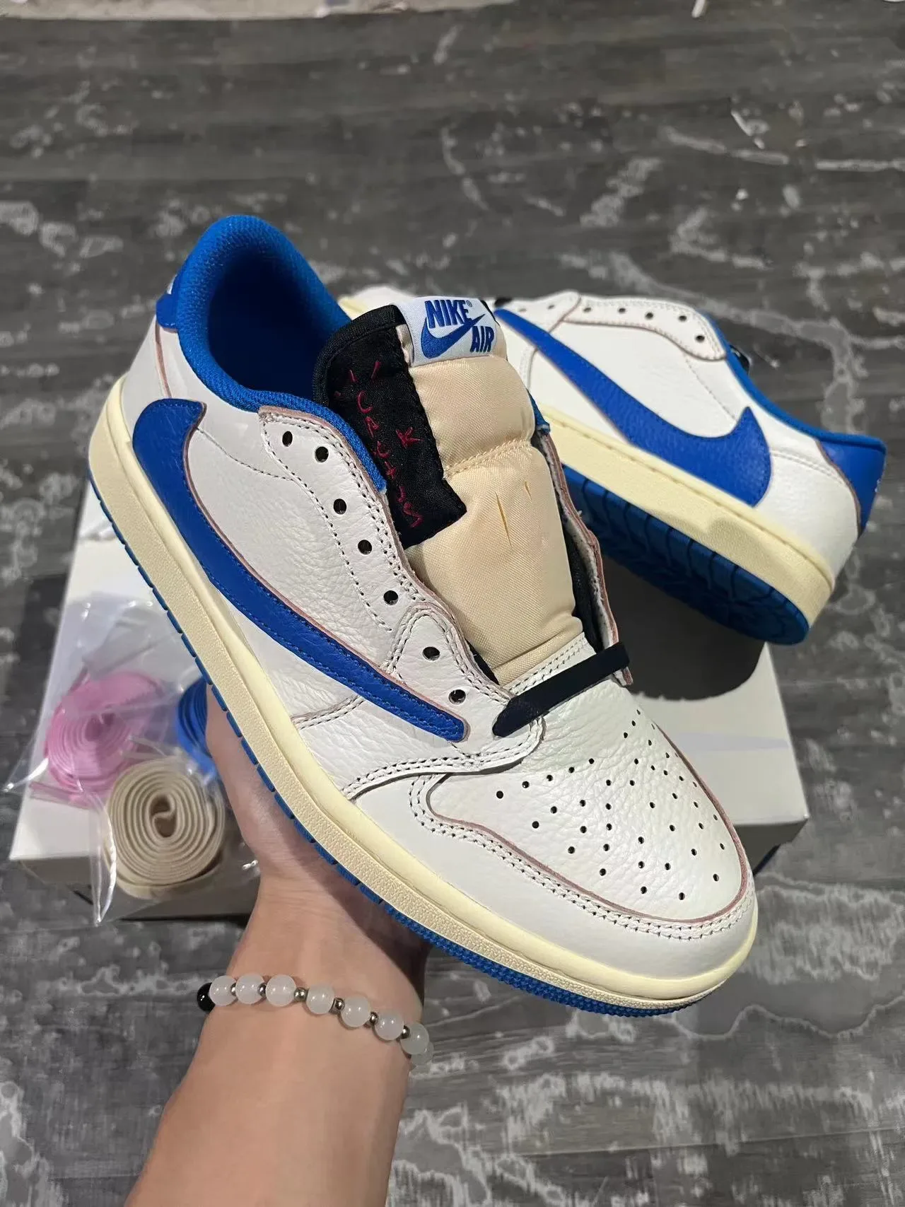 Nike White Blue Low-Top Leather Upper Sneakers 2