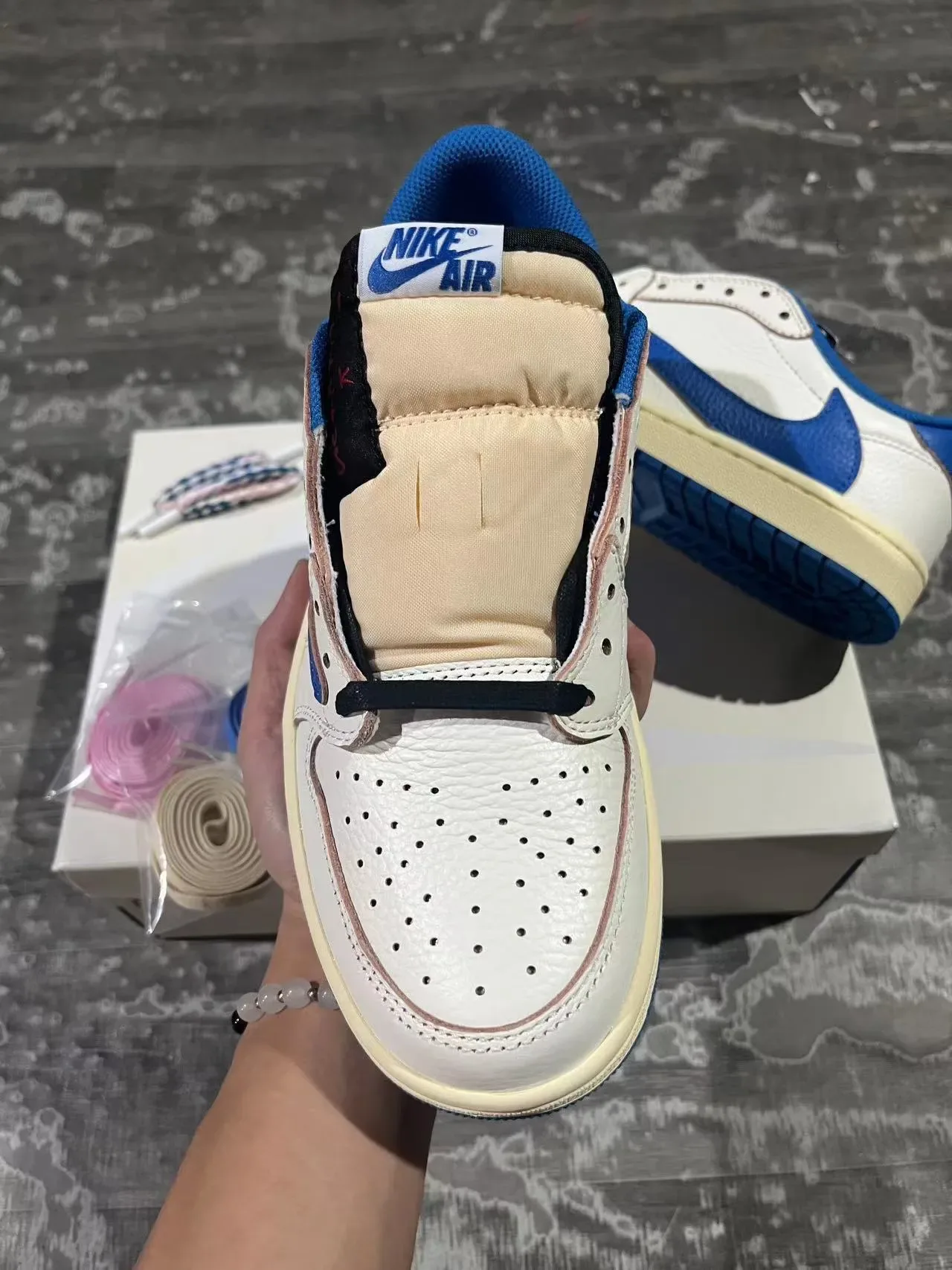 Nike White Blue Low-Top Leather Upper Sneakers 3
