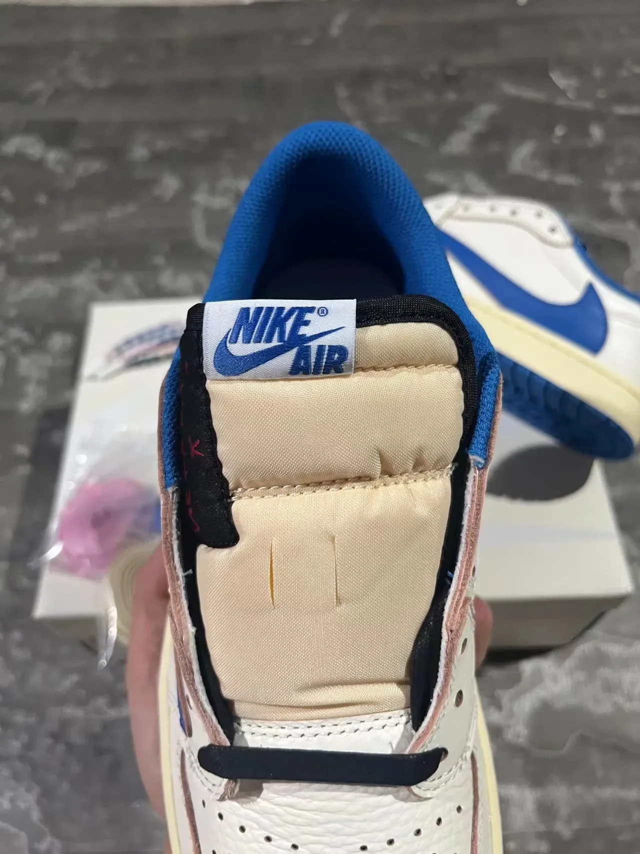 Nike White Blue Low-Top Leather Upper Sneakers 4
