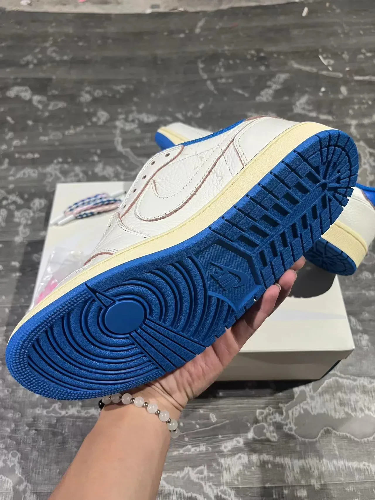 Nike White Blue Low-Top Leather Upper Sneakers 6