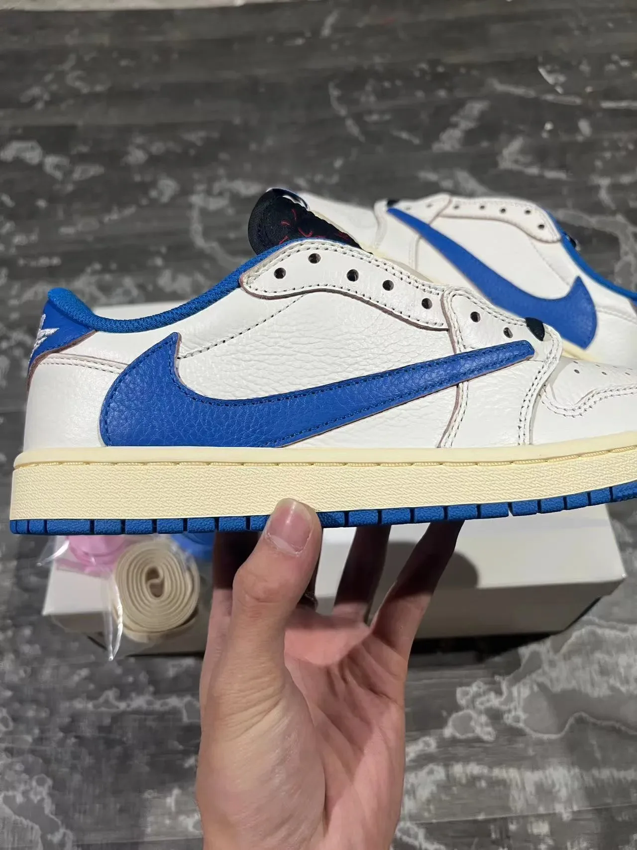 Nike White Blue Low-Top Leather Upper Sneakers 7