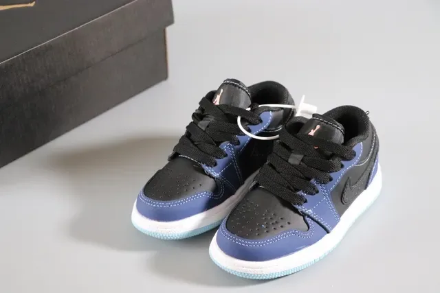 Nike White Blue Low-Top Multi-Panel Leather/synthetic Construction Lifestyle Sneakers 12